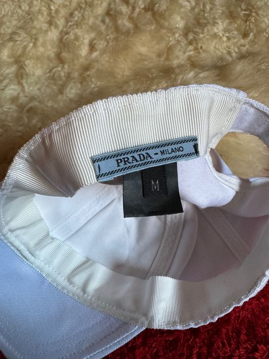 Șapca originala Prada