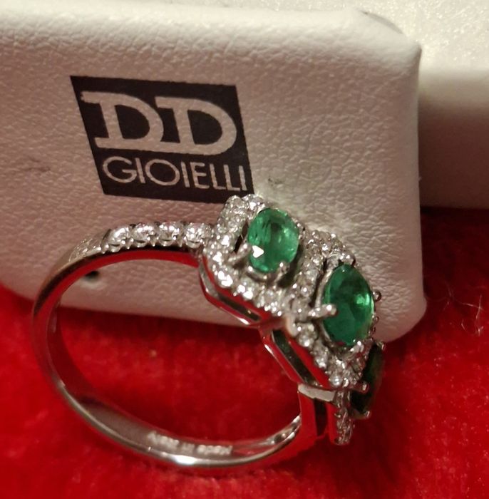 Vand inel aur alb 18k+ 3 smaralde si diamante naturale