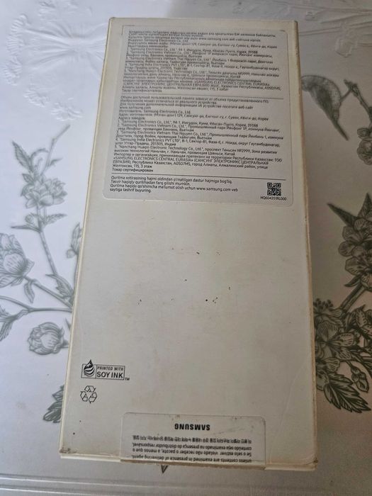 Смартфон Samsung с коробкой