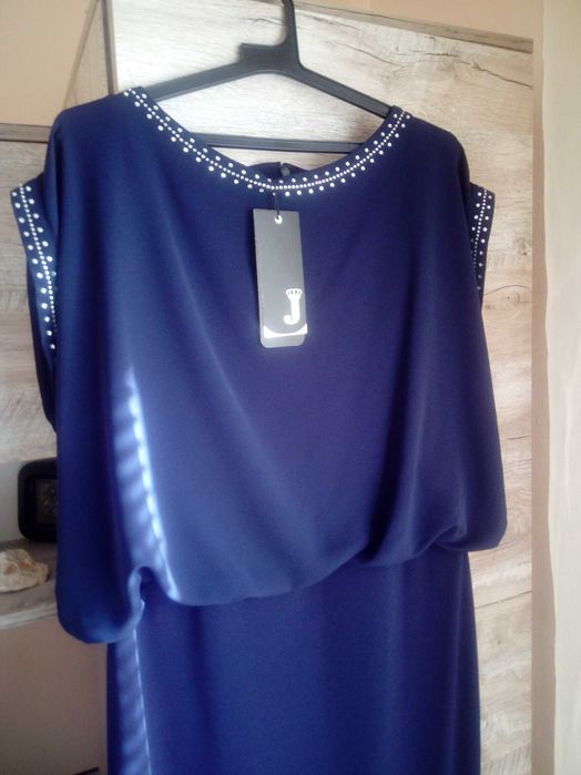 Продавам абсолютно нова рокля