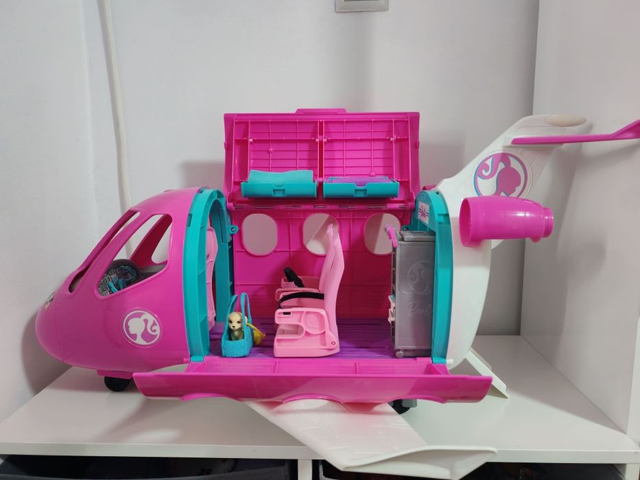 Продавам оригинален игрален комплект Barbie Dreamplane на марката Mattel.