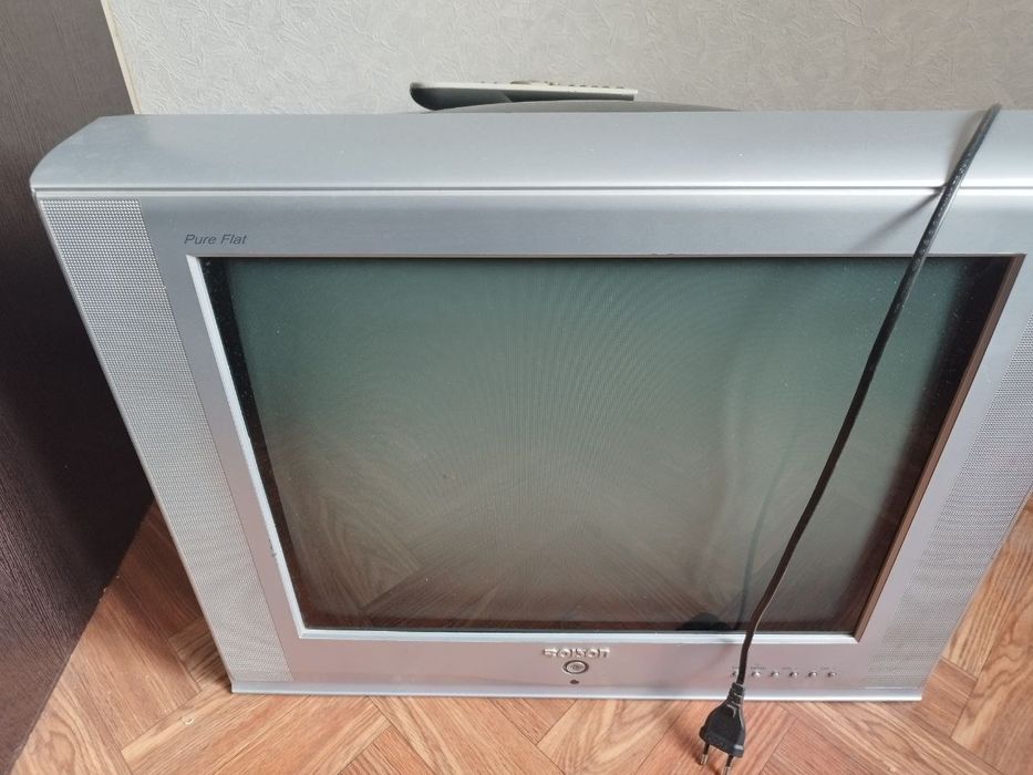 Стол стул и теливизор б.у