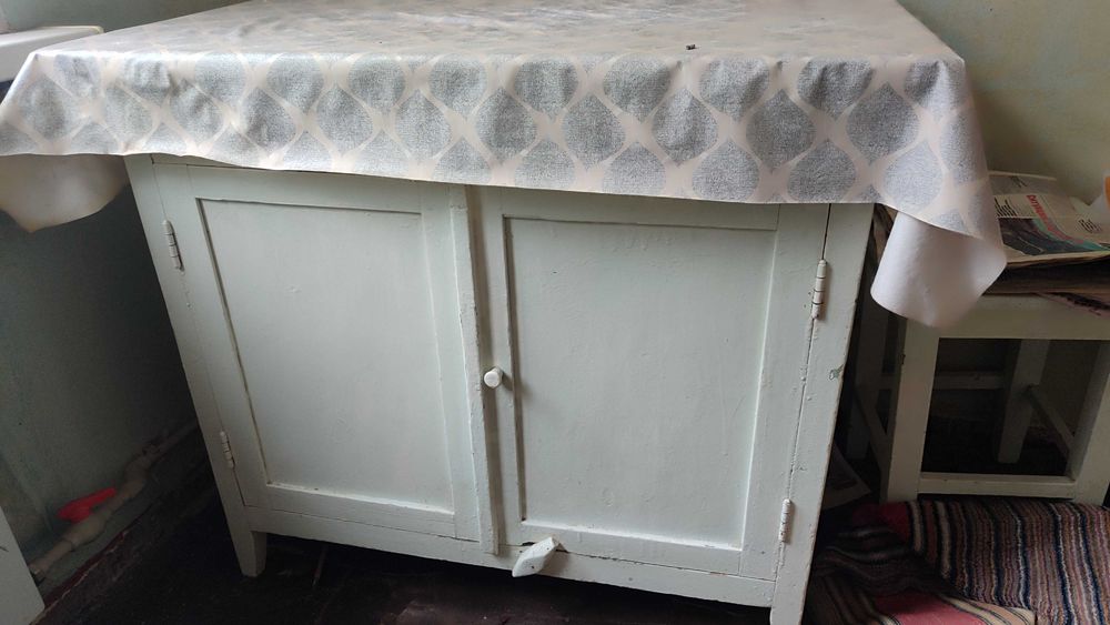 Стол для кухни и диван