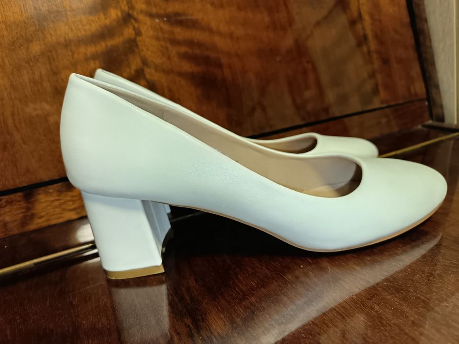 Бели обувки на нисък ток