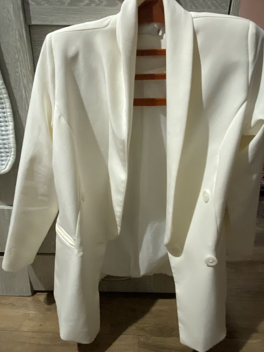 Пиджак белый стильный.