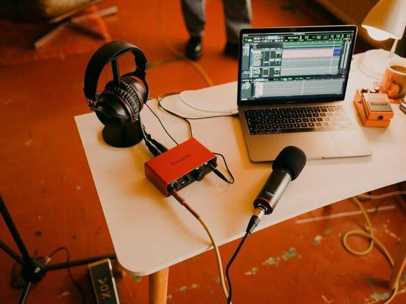 Focusrite Scarlett Solo (4th gen), 24-bit/192 kHz, 69dB, USB 2.0 Type C, червен