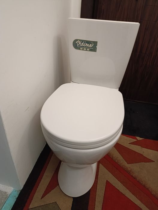 Продавам тоалетна чиния