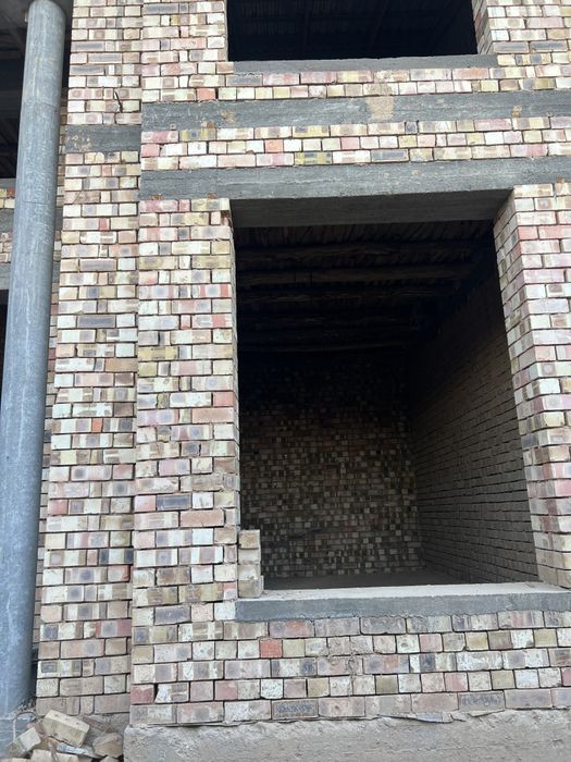 Oyoqlari orasidagi ulkan xoroz bilan ajoyib Kelli Madison