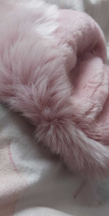 Căciulă roz pufoasă cu blană artificială