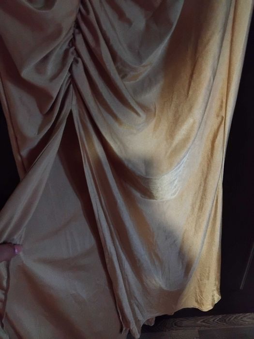 Rochie aurie de seara este noua