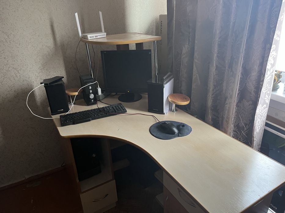 Продам стол компютерный