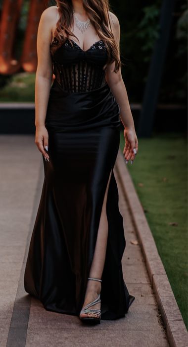 Vand rochie marimea 40(S-M), purtata doar cateva ore, pret 1200 negoci