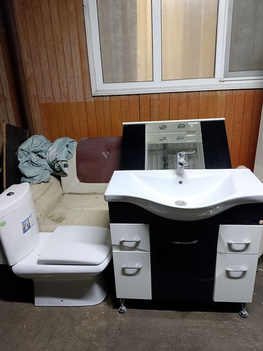 Раковина с тумбой и унитаз.