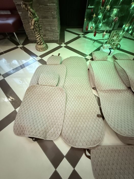 Продам универсальные автомобильные чехлы.