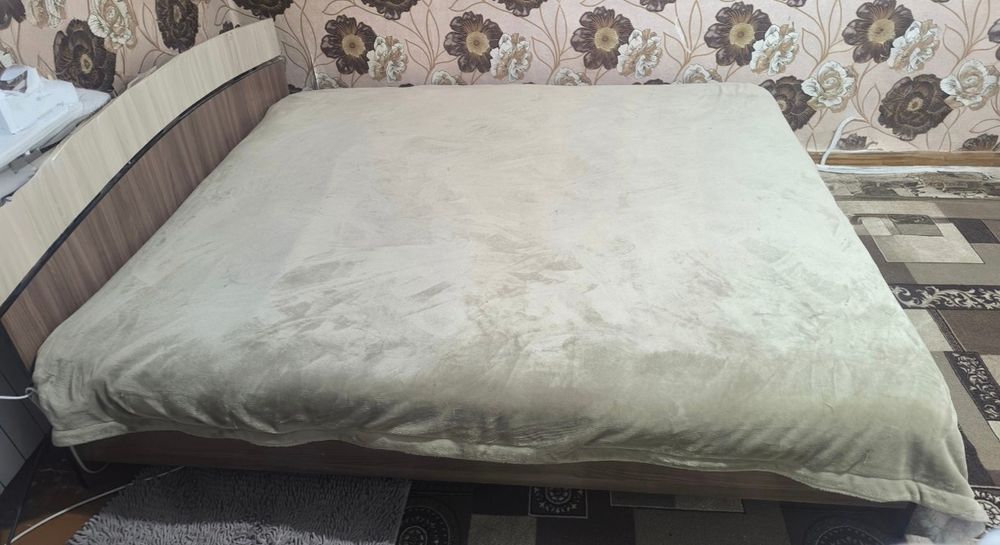 Кровать 160*200 с матрасом в плёнке, огонёк, самовывоз.