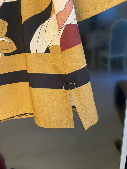 Блуза в топли тонове и едри флорални мотиви купена от Италия