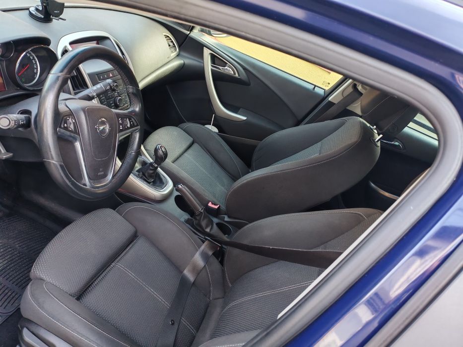 Opel Astra J Sport Tourer 

An fabricatie 2011
Itp si asigurare valabi