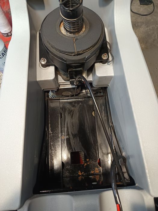 Акумулаторна подопочистваща машина