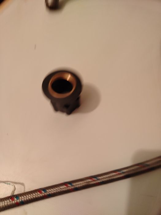 Продам смеситель с двумя шлангами