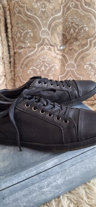 Продам туфли на мальчика 40 размер