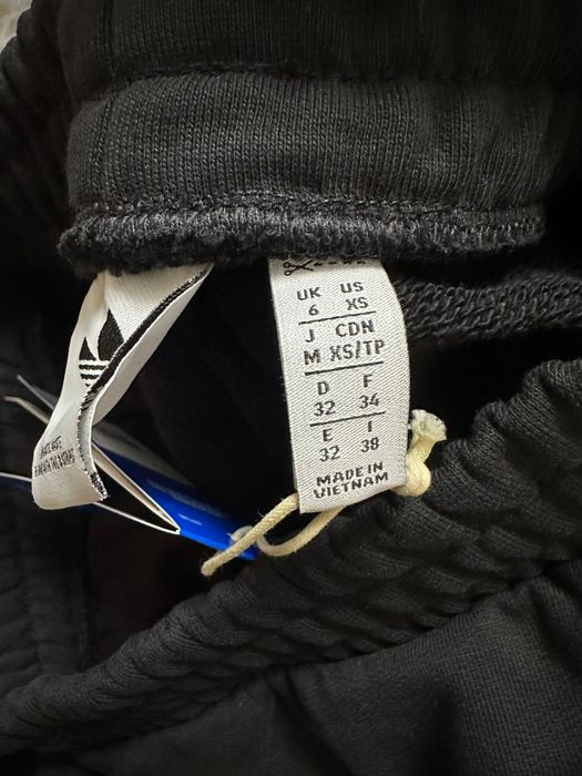 Pantaloni adidas noi cu etichetă