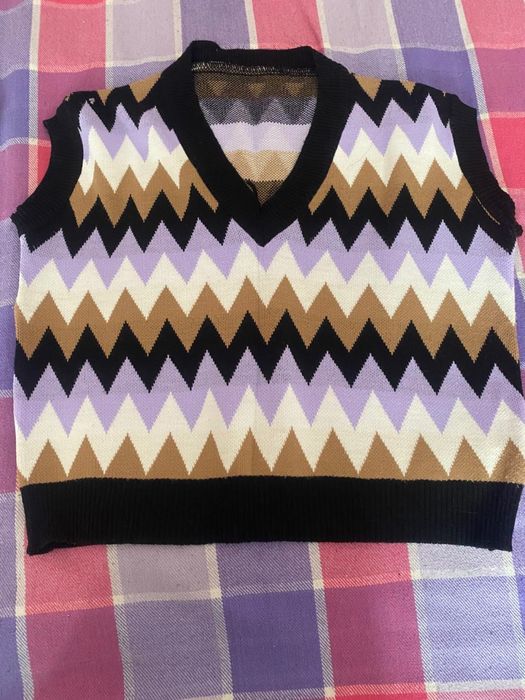 Продам милую, вязанную жилетку