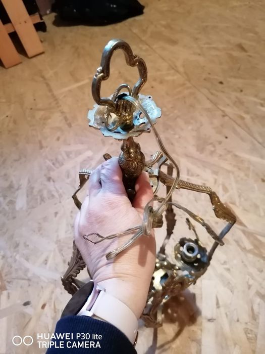 Lustra de epoca, alama