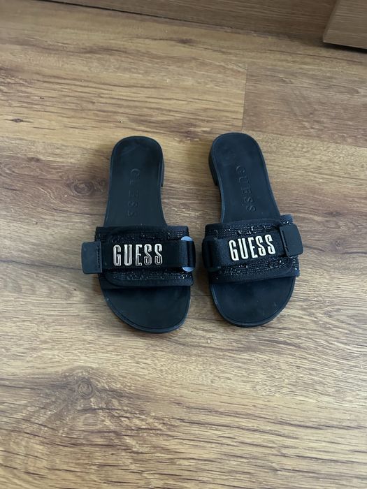 Sandale guess.
