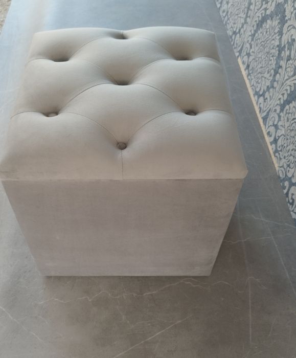 Vând taburet tapițat Chesterfield din catifea gri cu spatiu depozitare