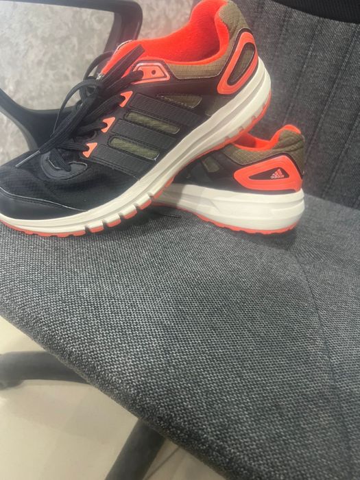 Продам кроссовки Адидас оригинал