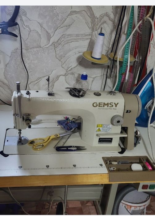 Продам швейную машинку