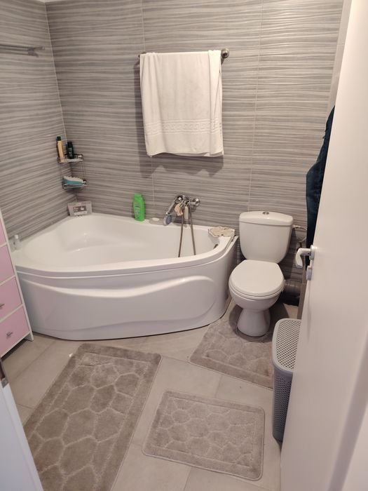 Se vede apartament cu 3 camere, mobilat utilat complet