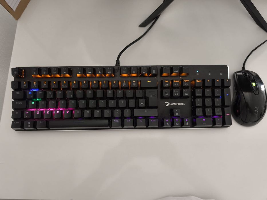 Геймърски компютър - с монитор , клавиатура , мишка