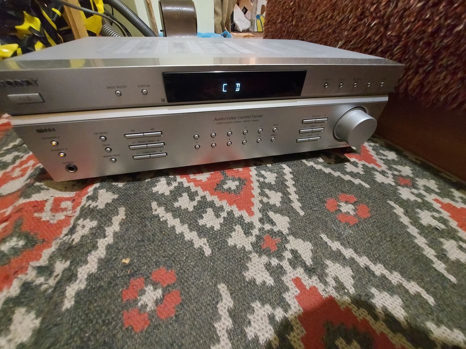 Два броя усилватели