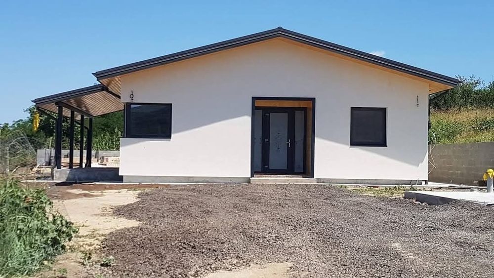Vând casă pe structură metalică învelită cu panouri sandwich