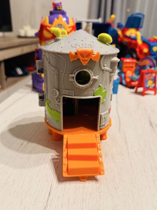 Jucarii SuperZings seturi de joaca, 7 seturi, 20 masinute, 80 figurine
