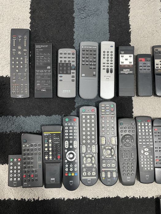 Lot Telecomenzi diferite modele pentru aparate audio