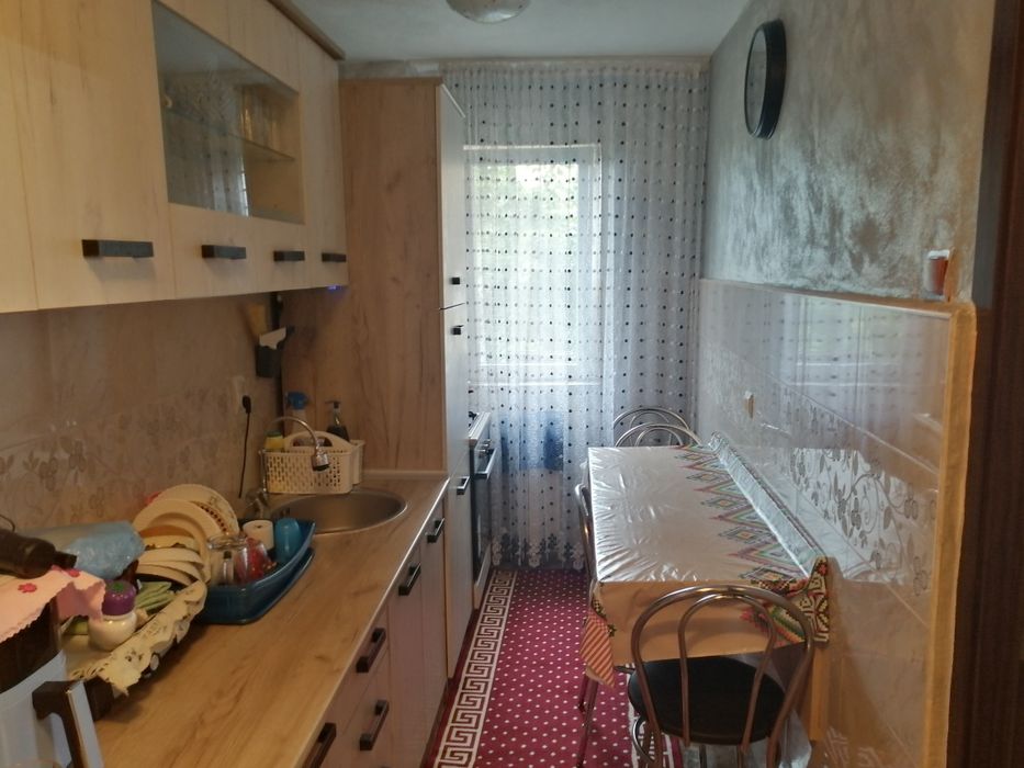 Vând apartament cu 3camere etaj 1 mobilat zona alunisi este izolat zona liniștit