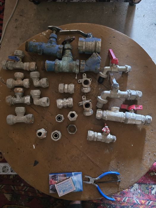 Глубинный  насос,краны,соединения.