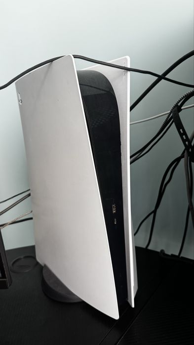 Playstation 5 с три контролера