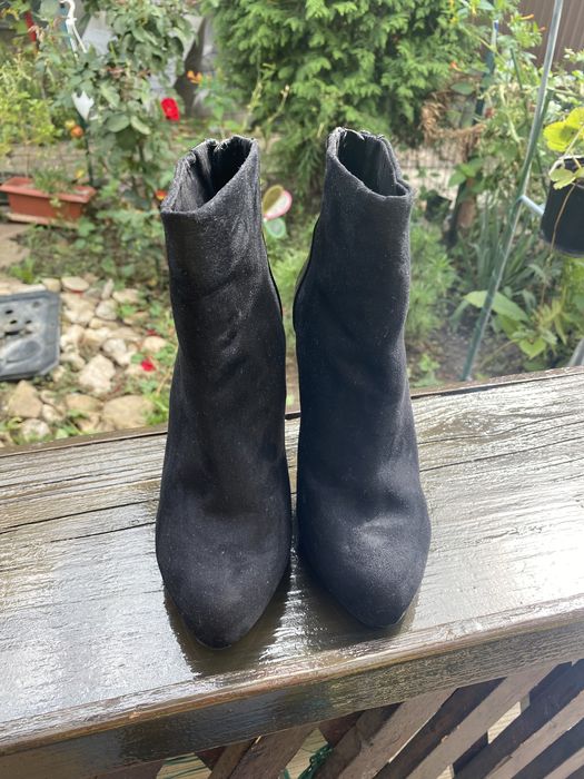 Botine cu toc si fermoar la spate Stradivarius marimea 35