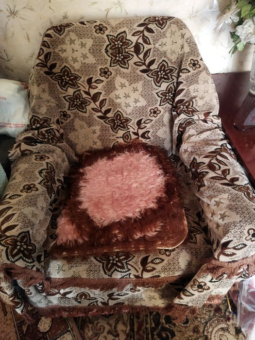 Продам хороший диван с креслами