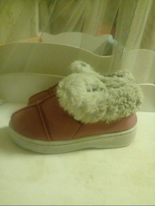 Ayollar oyoq kiyimi hadya qilinadi