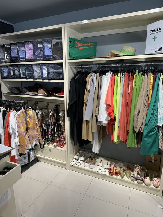 Mobilier magazin imbracaminte