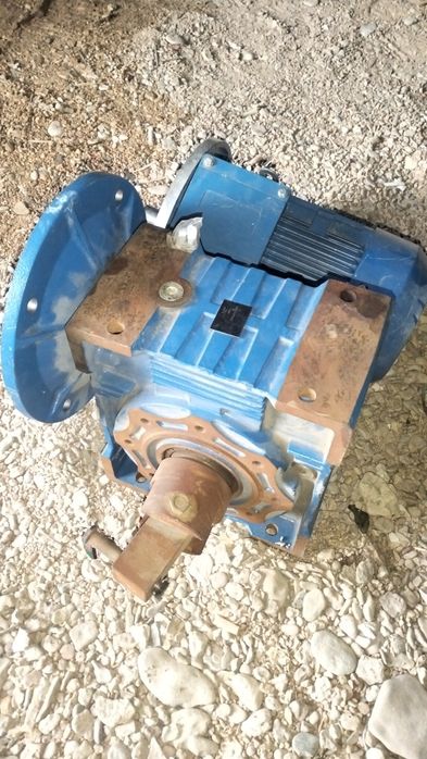 Продам редуктор с электро двигателем