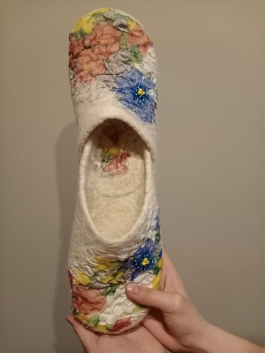 Продам  валяные из натуральной шерсти  тапки. Ручная работа.