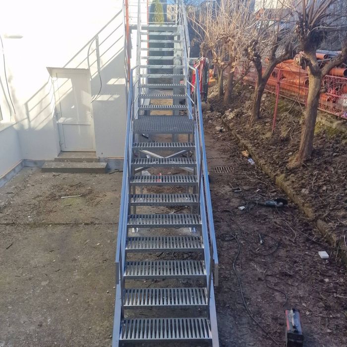 Confectionam scarii metalice zincate exterioare și pentru incendii , platforme, podete si balustrazi profesionale la cererea clientului . Asiguram tra