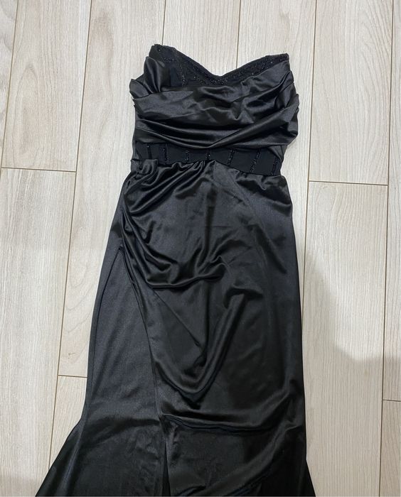 Черна сатенена рокля М