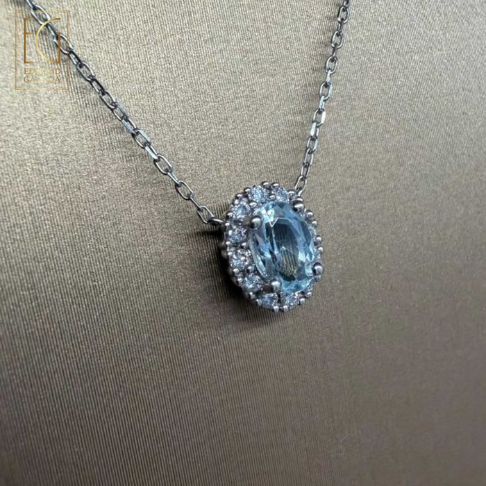 Colier din aur alb, decorat cu acvamarin și diamante, realizat de atelier din Padova, Italia