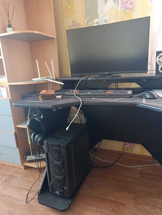 компьютер и стол и кресло